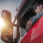 Nowoczesne rozwiązania w transporcie ciągników logistycznych: jak zwiększyć efektywność i bezpieczeństwo?