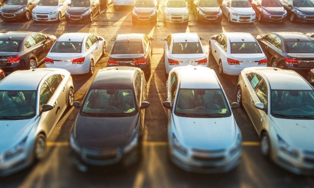 Jak znaleźć parking z bezpłatnym transferem na lotnisko i zaoszczędzić na podróży?