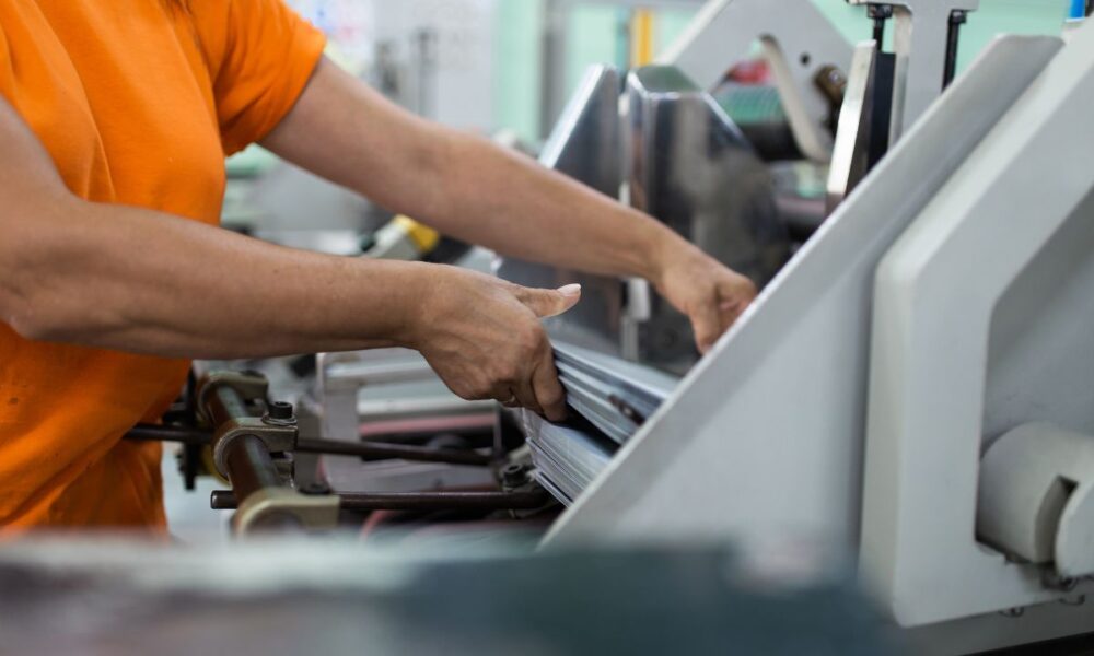 Techniki druku na kartonie z lakierem dyspersyjnym w formacie B-1: jak wykorzystać to rozwiązanie w projektach reklamowych?