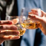 Najlepsze zestawy do whisky na prezent: co wybrać dla miłośnika trunku?