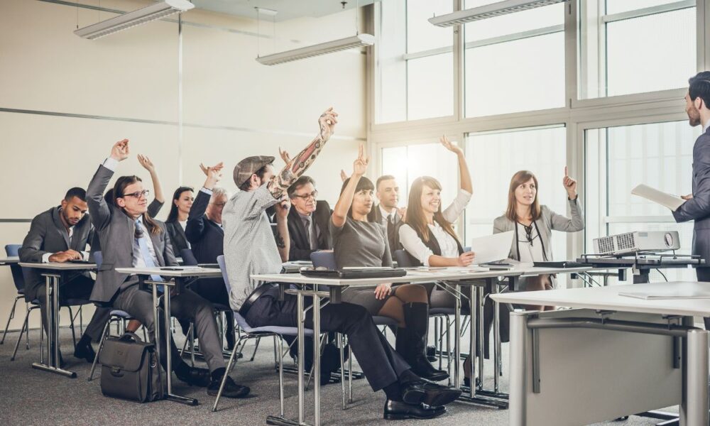 Jak skuteczne szkolenia z komunikacji marketingowej pomagają firmom osiągnąć sukces?