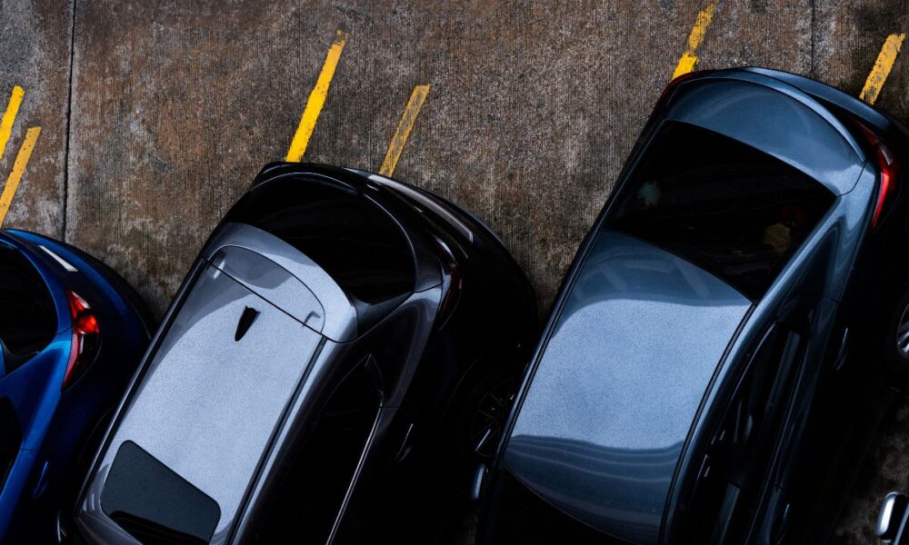 Bezpieczeństwo na parkingach lotniskowych: Na co zwrócić uwagę?