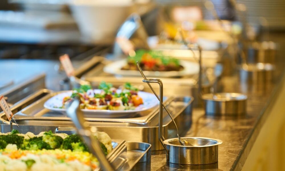 Które menu wybrać na wydarzenia firmowe i rodzinne: tradycyjny bufet czy finger food?