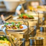 Które menu wybrać na wydarzenia firmowe i rodzinne: tradycyjny bufet czy finger food?