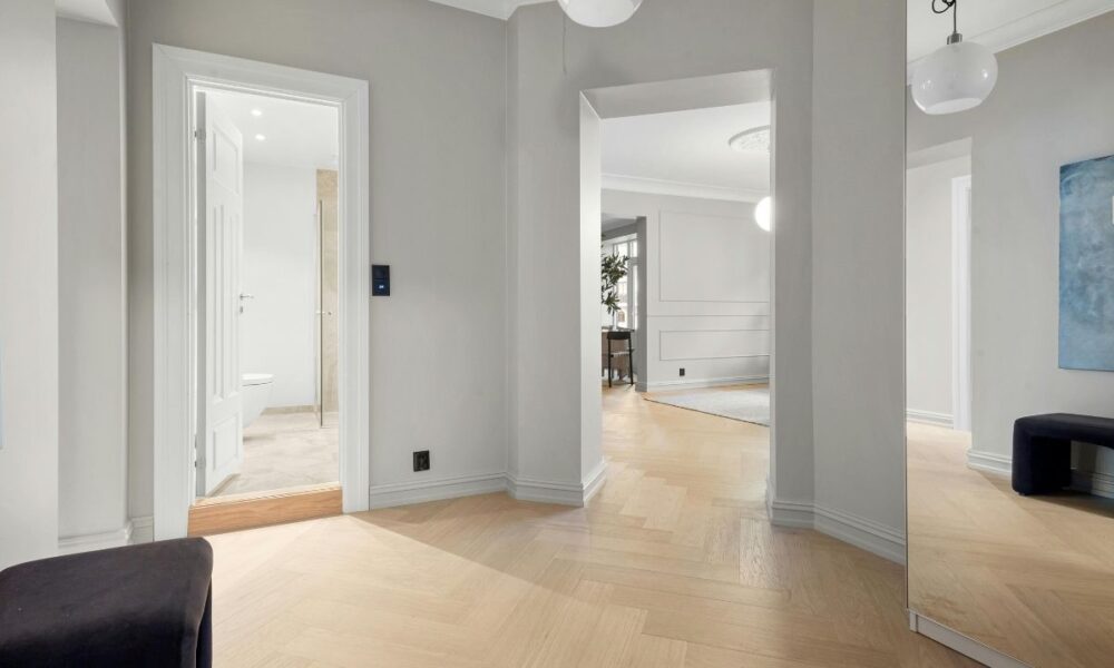 Wpływ paneli podłogowych na akustykę domu: Jak poprawić atmosferę akustyczną w swoim mieszkaniu?