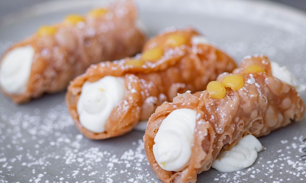 Włoskie desery, które podbiły świat – tiramisu, panna cotta, cannoli