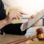 Obsługa prawna firm — co powinna zawierać umowa z kancelarią prawną?