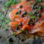 Łosoś gravlax a łosoś wędzony - czym różnią się metody przygotowania i smak?