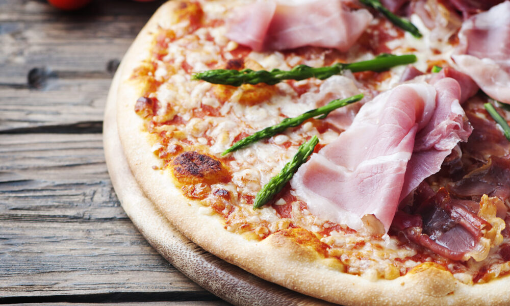Pizza z szynką prosciutto - co wyróżnia włoską szynkę dojrzewającą?